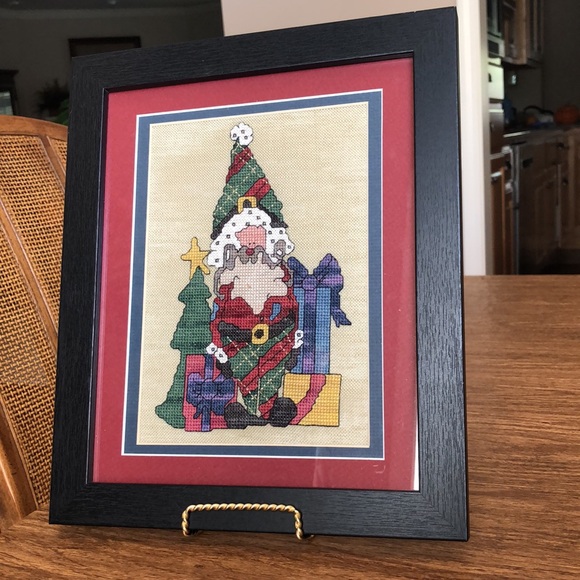 SANTA  GNOME  WITH GIFTS- HANDMADE NEEDLEPOINT - FREMED-BRAND NEW - Picture 9 of 9